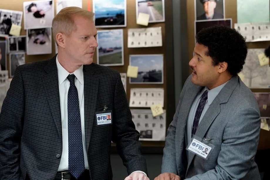 Aderholt (Brandon J. Dirden, r.) berichtet Stan (Noah Emmerich) von seinen Ermittlungsfortschritten.
