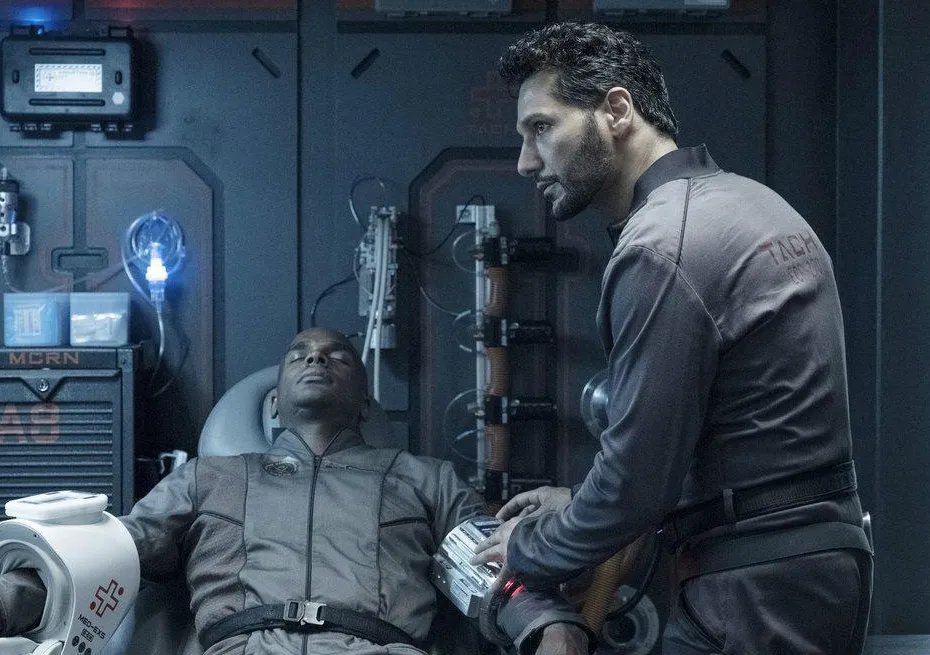 Martin Roach und Cas Anvar in „The Expanse“