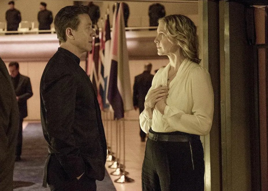Shawn Doyle und Elizabeth Mitchell in „The Expanse“