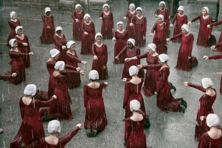 Eine von vielen Foltermaßnahmen gegen die aufständischen Handmaids.