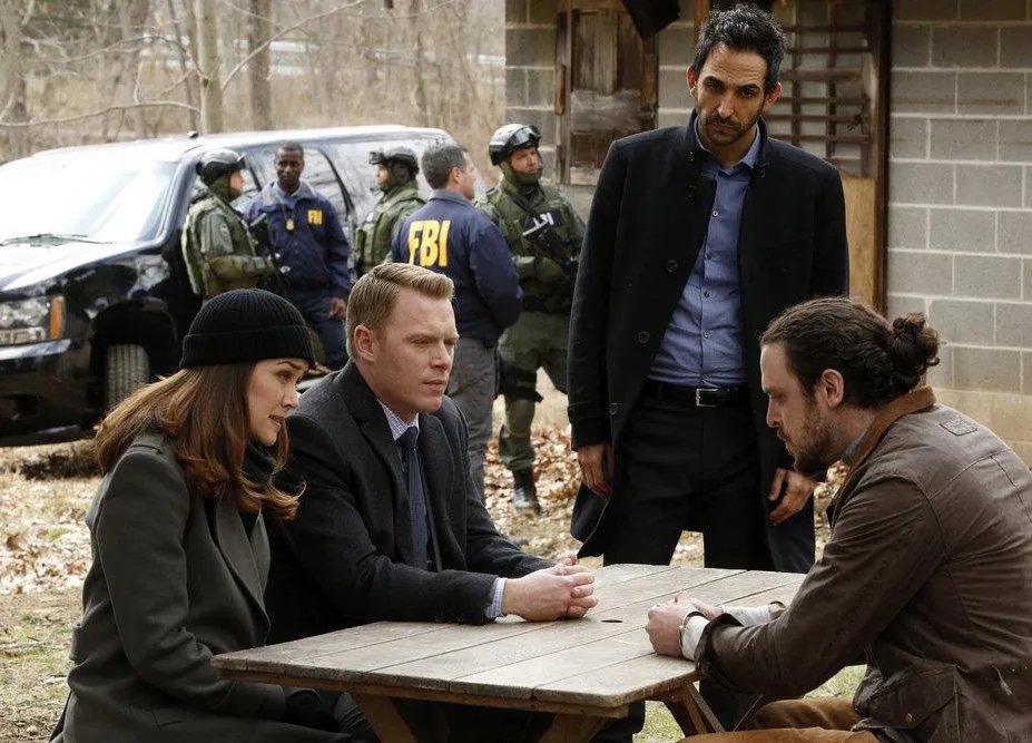 Megan Boone, Diego Klattenhoff, Amir Arison und Nathan Wallace in „The Blacklist“