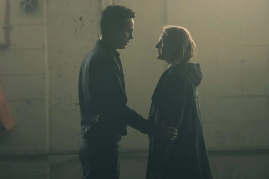 Nick (Max Minghella) und June (Elisabeth Moss) beraten das weitere Vorgehen.