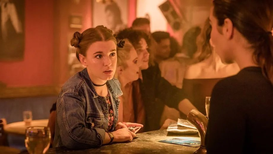 Jenny (Amy James-Kelly) wird von ihrem Vater gesucht in „Safe“.