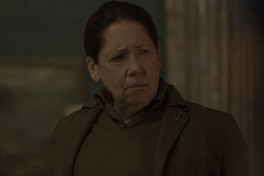 Unerbittlich überwacht Aunt Lydia (Ann Dowd) ihre Handmaids.