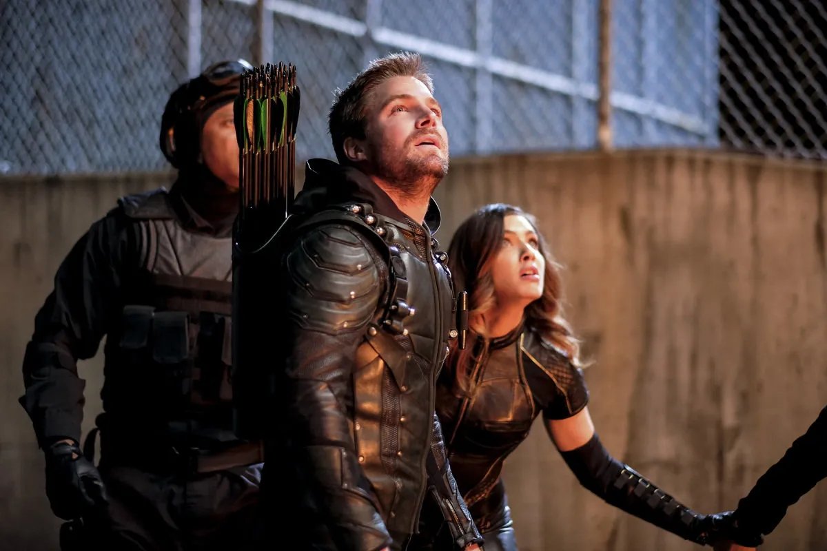 Szenenfoto aus der „Arrow“-Folge „The Ties That Bind“ (6x22)