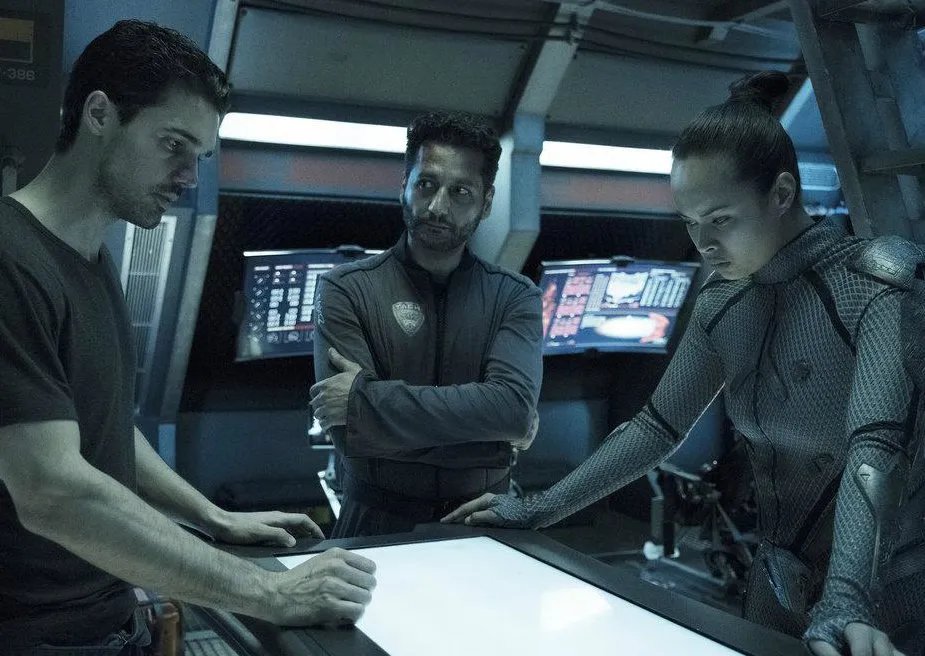 Steven Strait, Cas Anvar und Frankie Adams in der Serie „The Expanse“