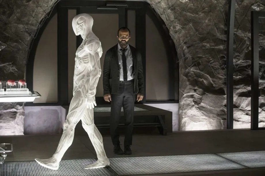 Creepbot 3000 kann von Bernard (Jeffrey Wright) gesteuert werden.