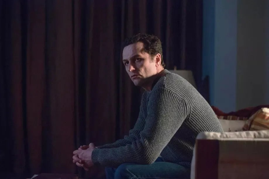Philip (Matthew Rhys) irrt völlig kopflos durch die Gegend.