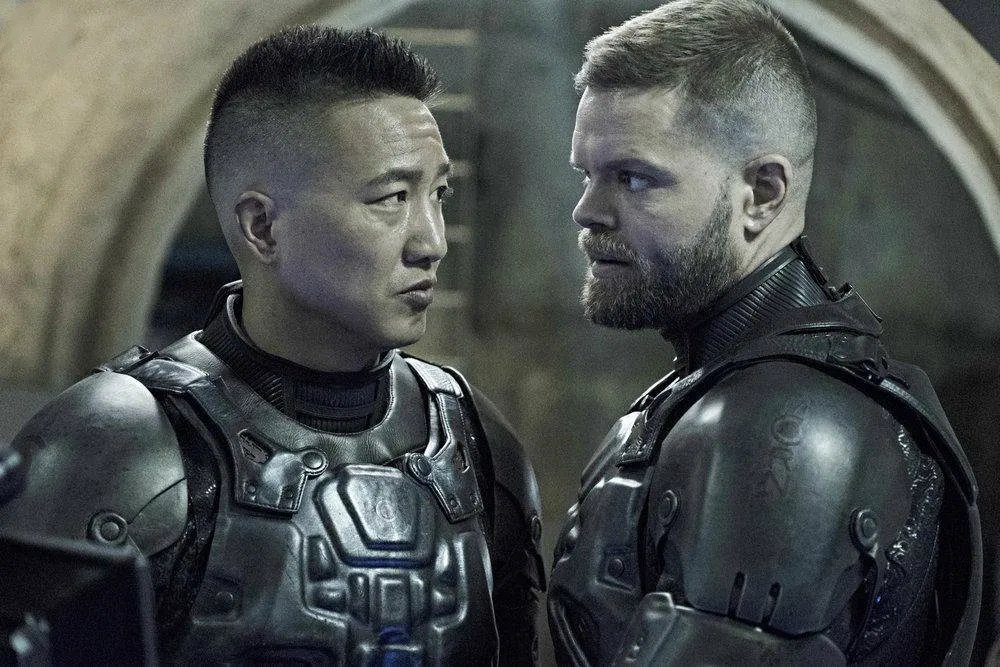 Terry Chen as Prax und Wes Chatham in „The Expanse“