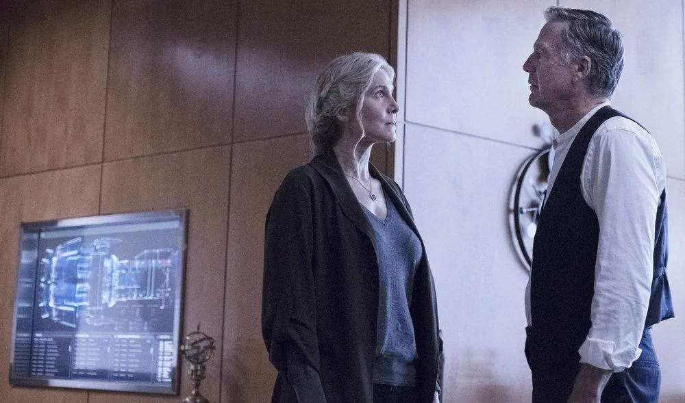 Elizabeth Mitchell und Jonathan Whittaker in „The Expanse“
