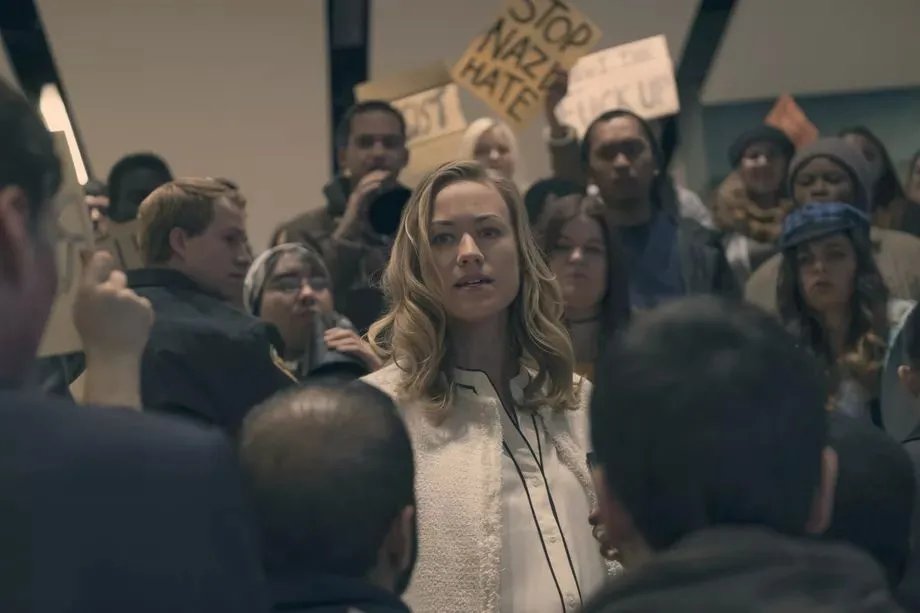 Serena (Yvonne Strahovski) wird völlig zurecht als Nazi beschimpft.