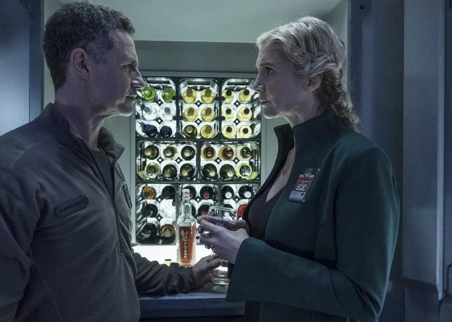 Elizabeth Mitchell als Anna Volovodov und Chris Owens als Kolvoord in „The Expanse“