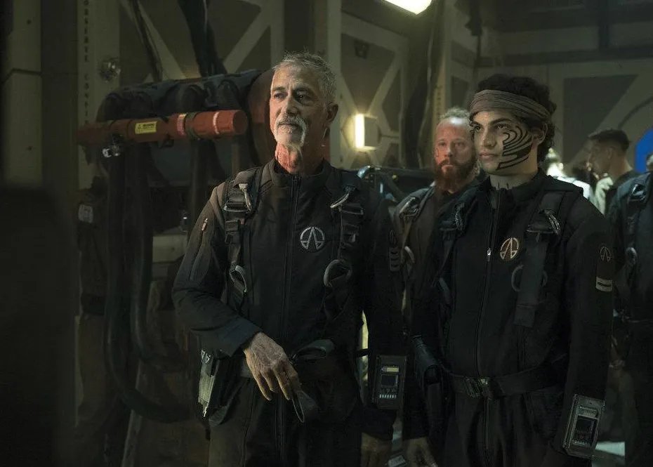 David Strathairn als Klaes Ashford und Andrew Rotilio als Diogo in „The Expanse“