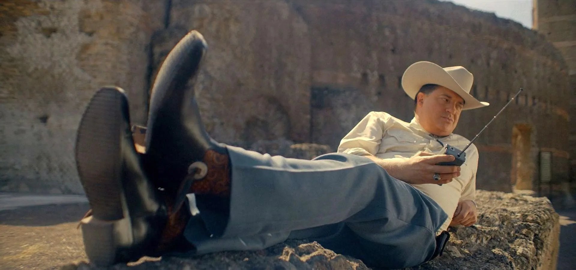 Brendan Fraser hat in der Rolle des texanischen Fixers Fletcher Chace sichtlich Spaß.