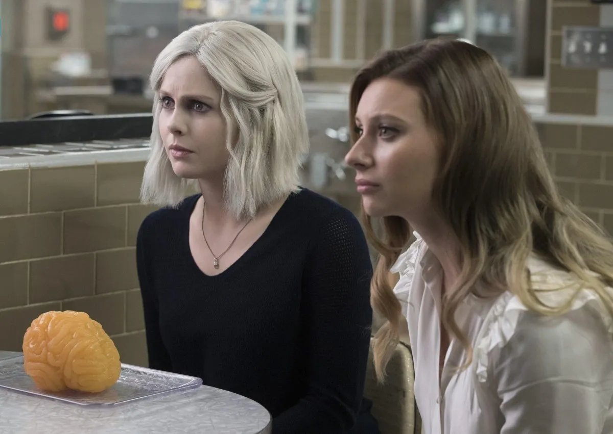 Rose McIver und Aly Michalka in „iZombie“