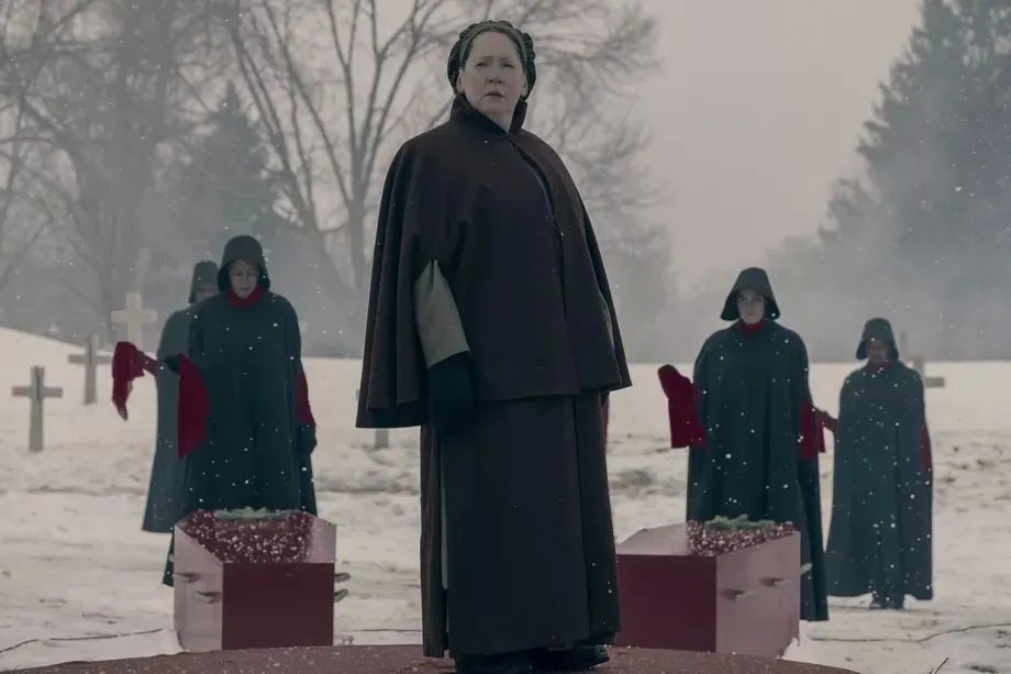 Aunt Lydia (Ann Dowd) versammelt die Handmaids zur Trauerfeier.
