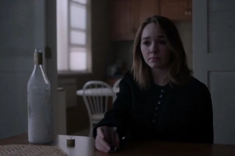 Paige (Holly Taylor) ertränkt ihre Sorgen in Wodka.