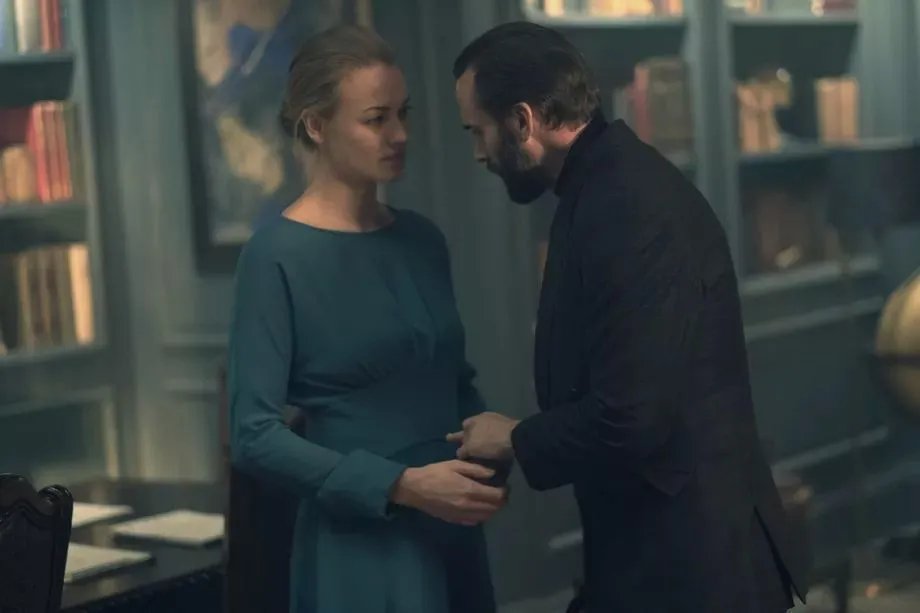 Yvonne Strahovski und Joseph Fiennes in „The Handmaid%26#039,s Tale“