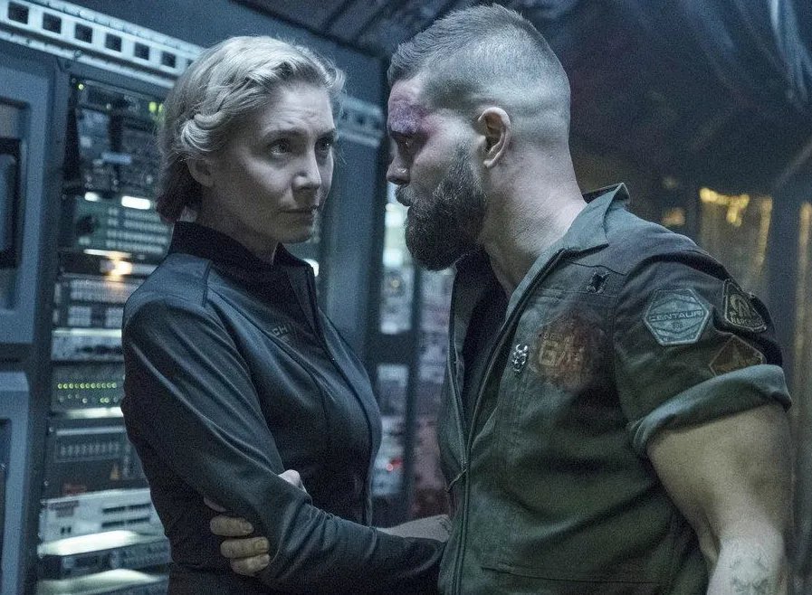 Elizabeth Mitchell und Wes Chatham in „The Expanse“