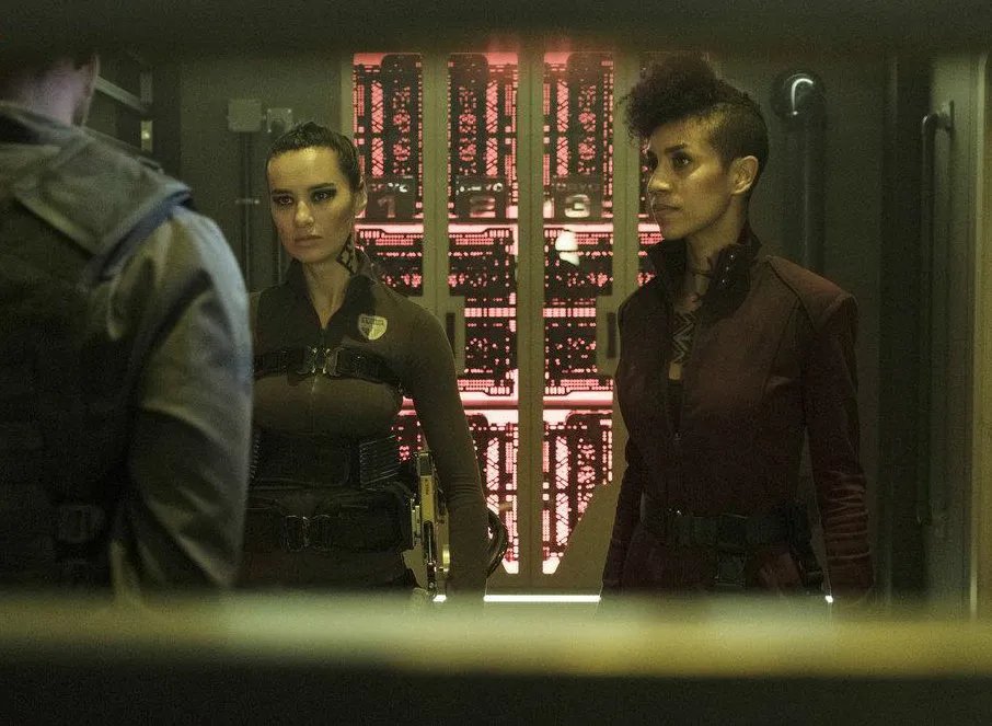 Cara Gee und Dominique Tipper in „The Expanse“
