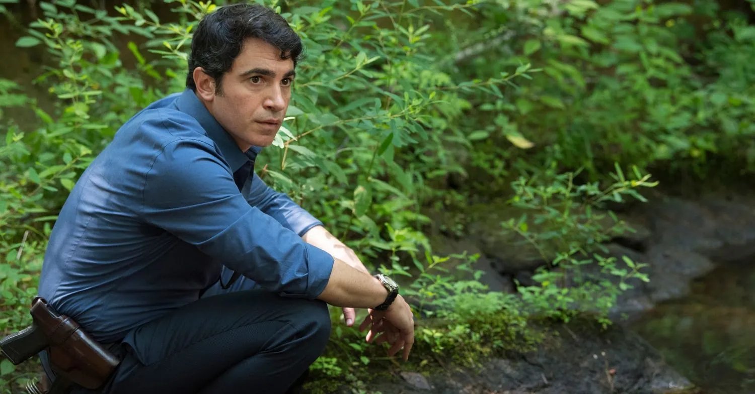 Szenenbild der „Sharp Objects“-Episode „Dirt“: Det. Richard Willis (Chris Messina) begibt sich auf die Spur des Mörders.