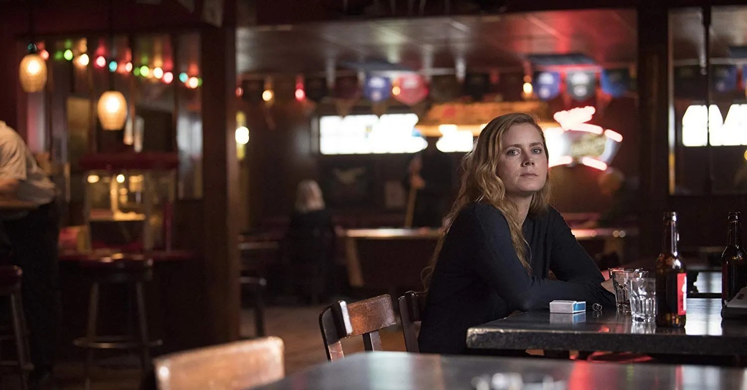 Szenenbild der „Sharp Objects“-Episode „Dirt“: Wie so oft findet Camille (Amy Adams) ihre wichtigsten Antworten im Alkohol.