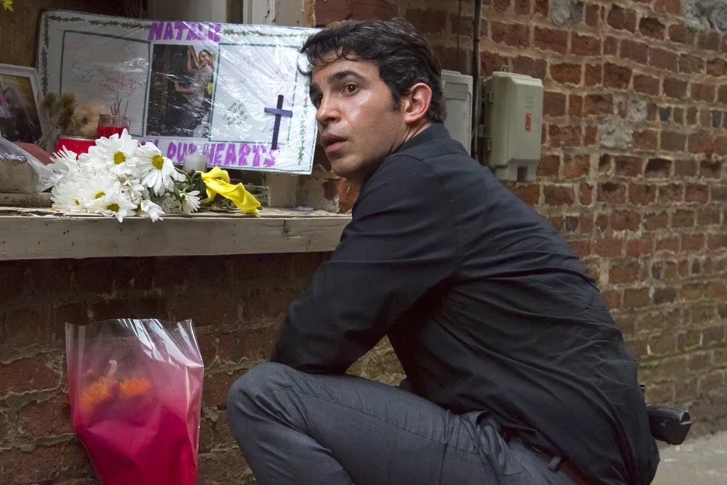 Szenenbild der „Sharp Objects“-Episode „Fix“: Richard (Chris Messina) denkt beim Täter an einen Einwohner von Wind Gap.