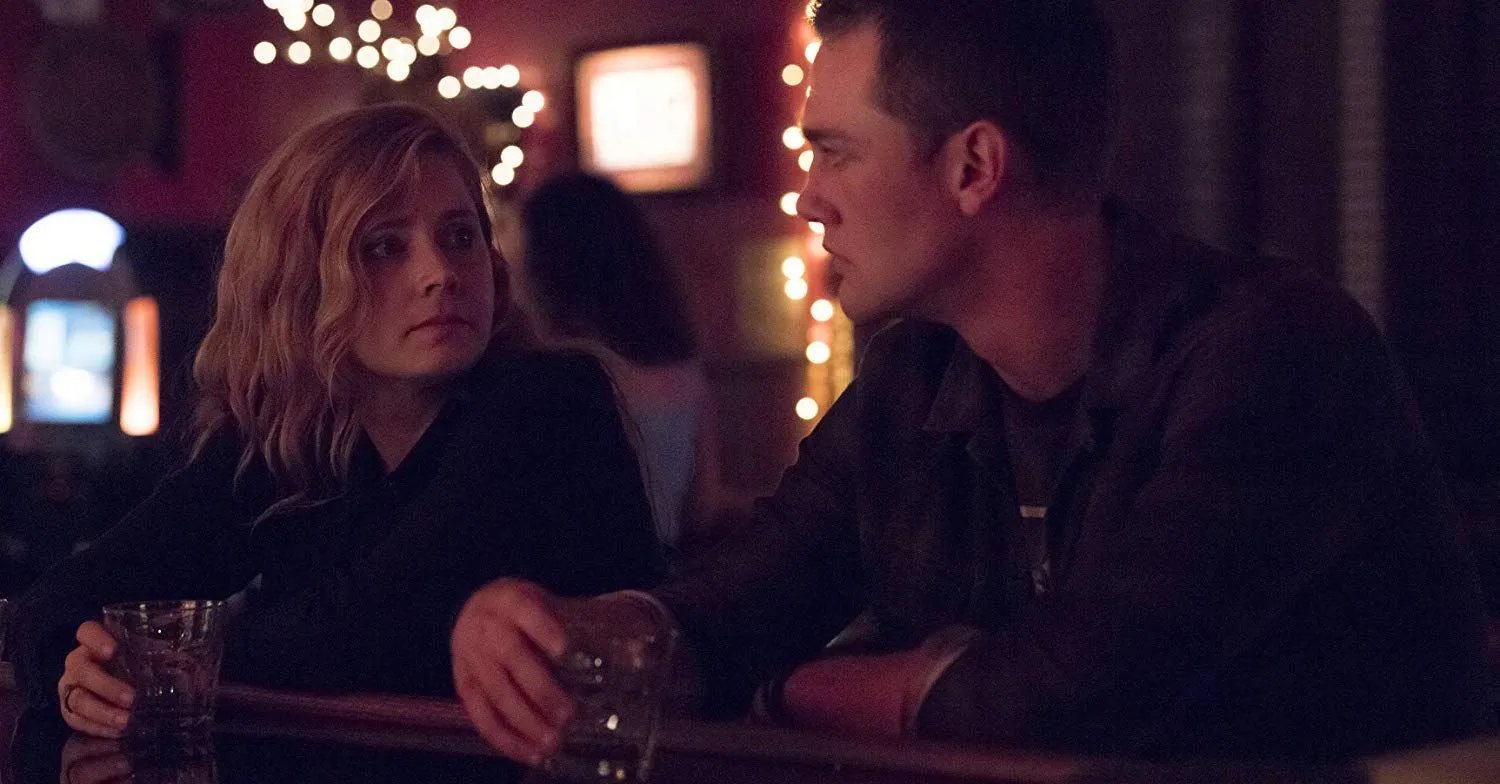 Szenenbild der „Sharp Objects“-Episode „Ripe“: Camille (Amy Adams) gönnt sich einen weiteren Drink mit John (Taylor John Smith).