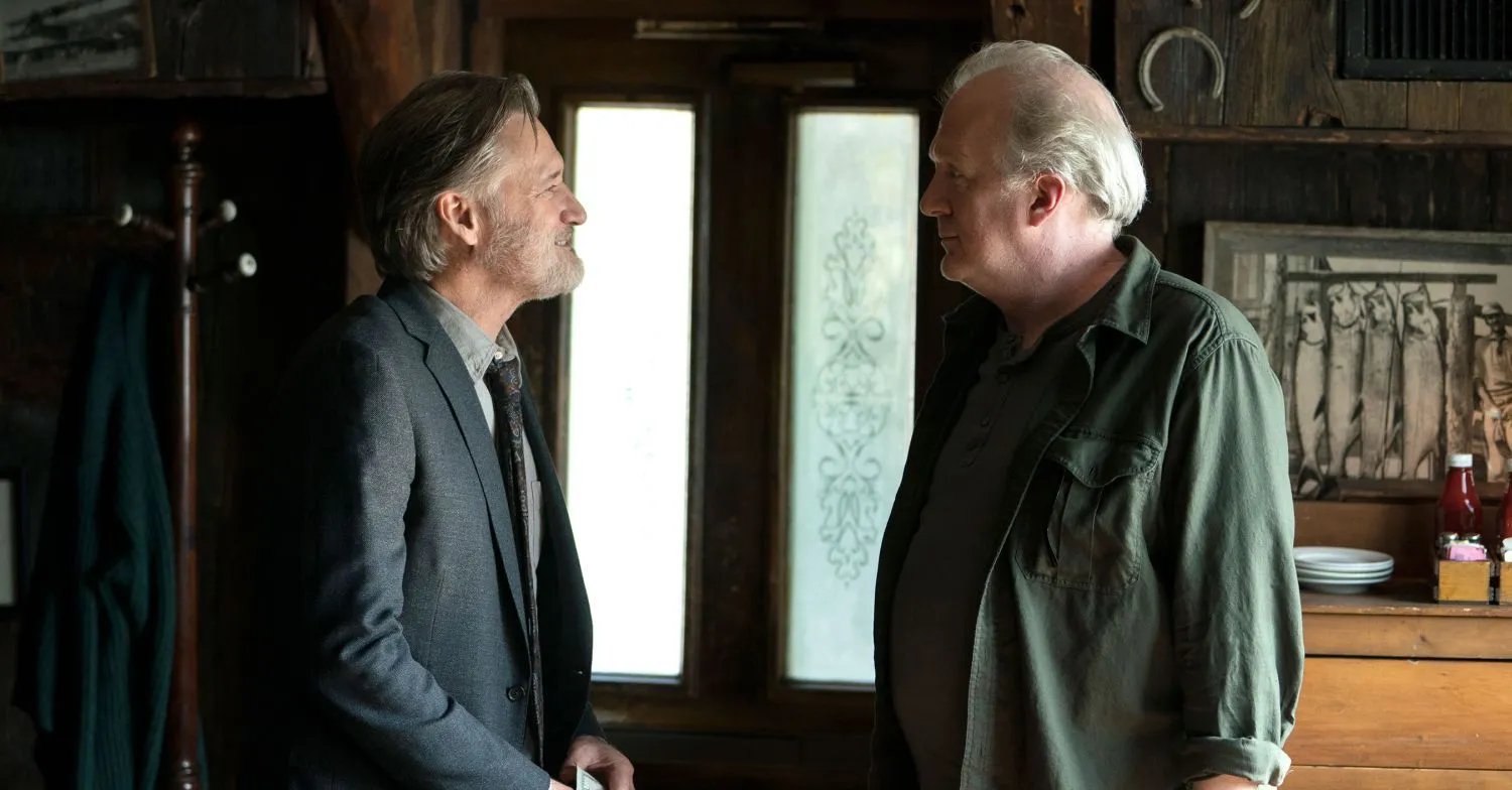 Szenenbild aus „The Sinner“: Harry (Bill Pullman) verabschiedet sich von Jack (Tracy Letts).