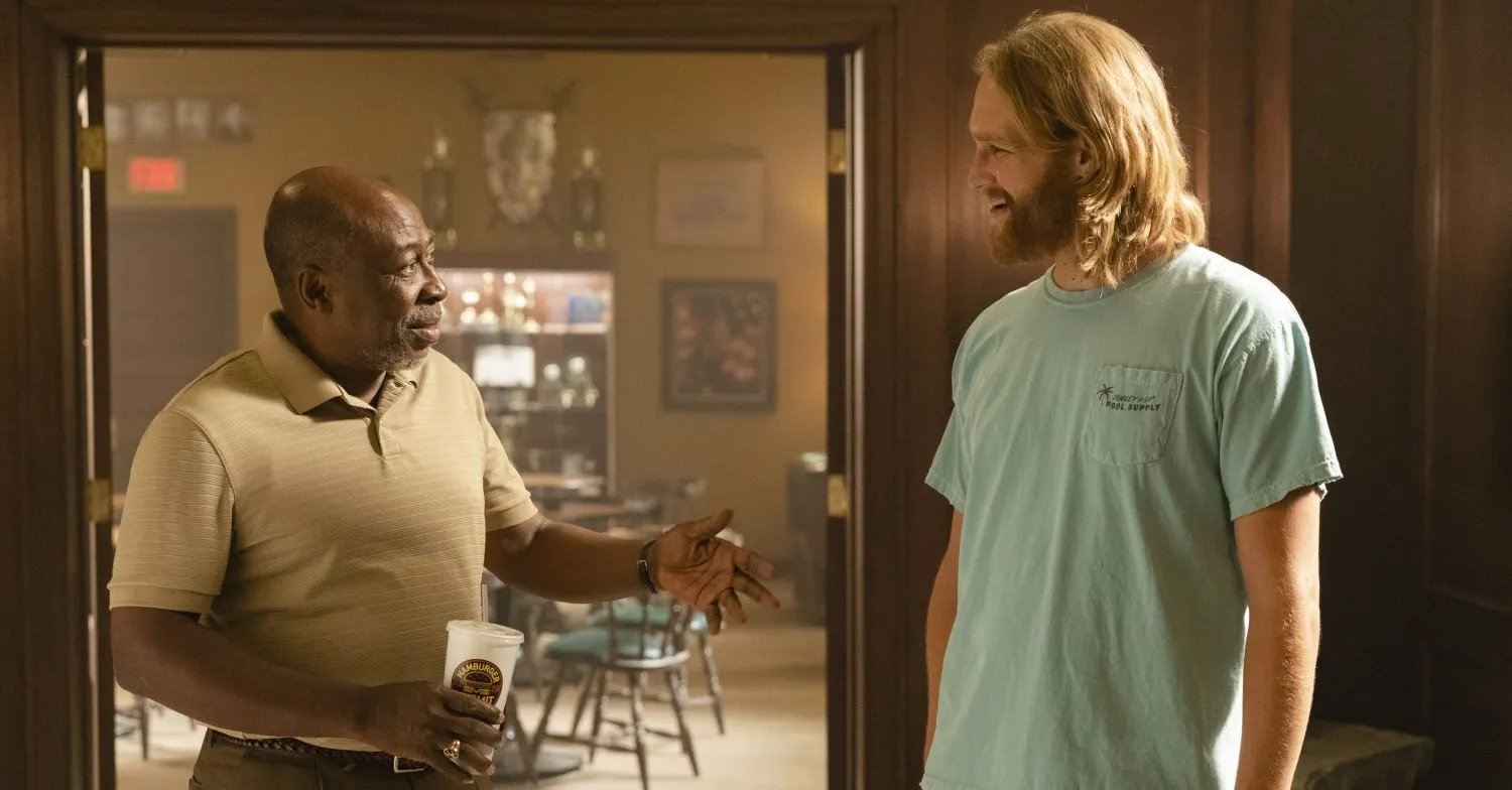 Szenenbild der „Lodge 49“-Episode „As Above, So Below“: Ernie (Brent Jennings) heißt Dud (Wyatt Russell) in seiner neuen Familie willkommen.