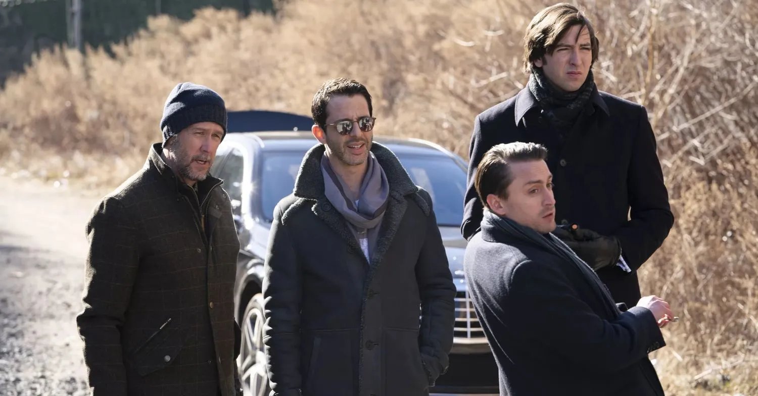 Szenenbild von „Succession“: Die drei Roy-Brüder und Cousin Greg (Nicholas Braun) im Niemandsland.