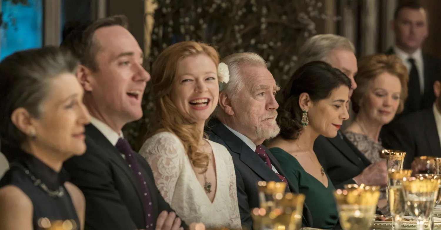 Szenenbild von „Succession“: Die Hochzeit von Tom (Matthew Macfadyen) und Shiv (Sarah Snook) bringt alle zusammen.