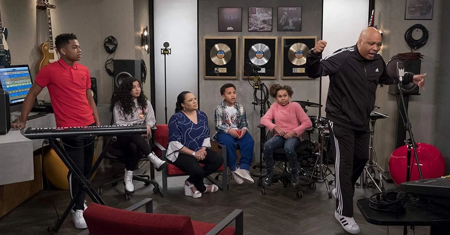 Szenenbild der „All About the Washingtons“-Episode „Sip Stop Hooray“: Die ganze Familie Washington beim Musizieren.