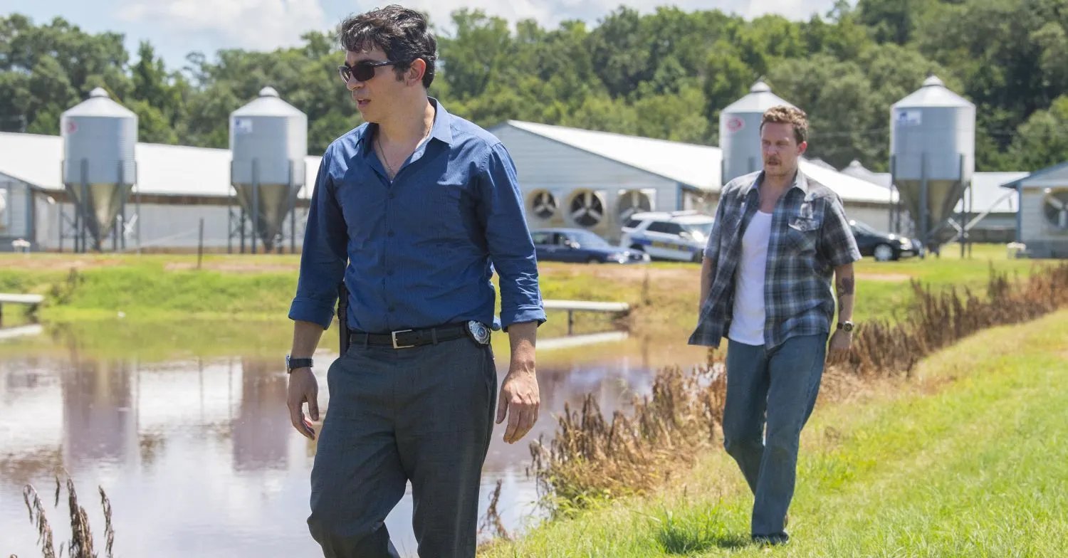 Szenenbild der „Sharp Objects“-Episode „Cherry“: Richard (Chris Messina) und Bob (Will Chase) finden Anns Fahrrad.