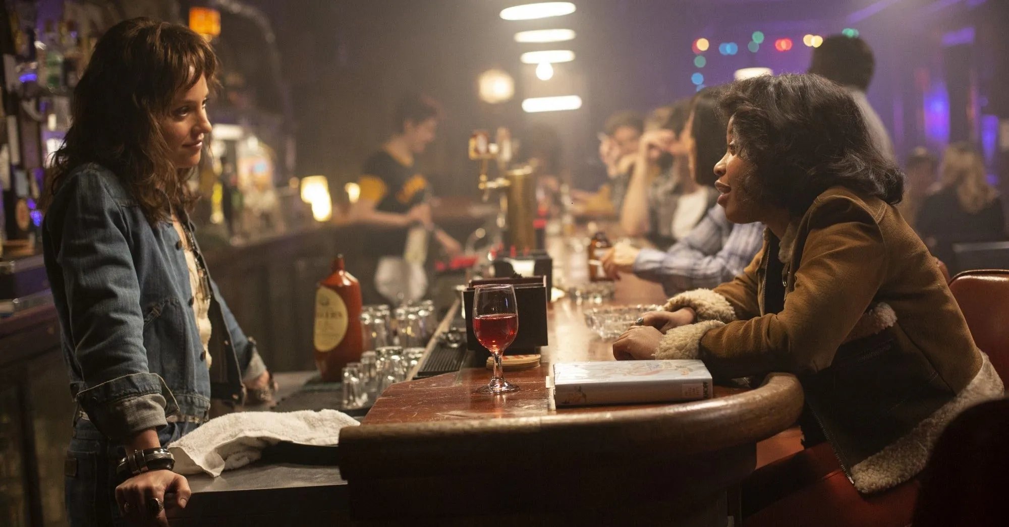 Szenenbild der The-Deuce-Episode Existenzberechtigung: Abby (Margarita Levieva) gratuliert Darlene (Dominique Fishback) zum Diplom.