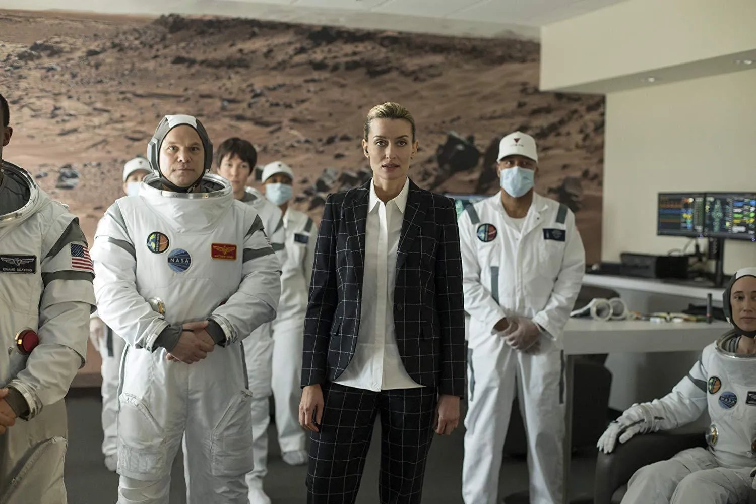 Szenenbild aus The First: Natasha McElhone plant die erste Marsmission.