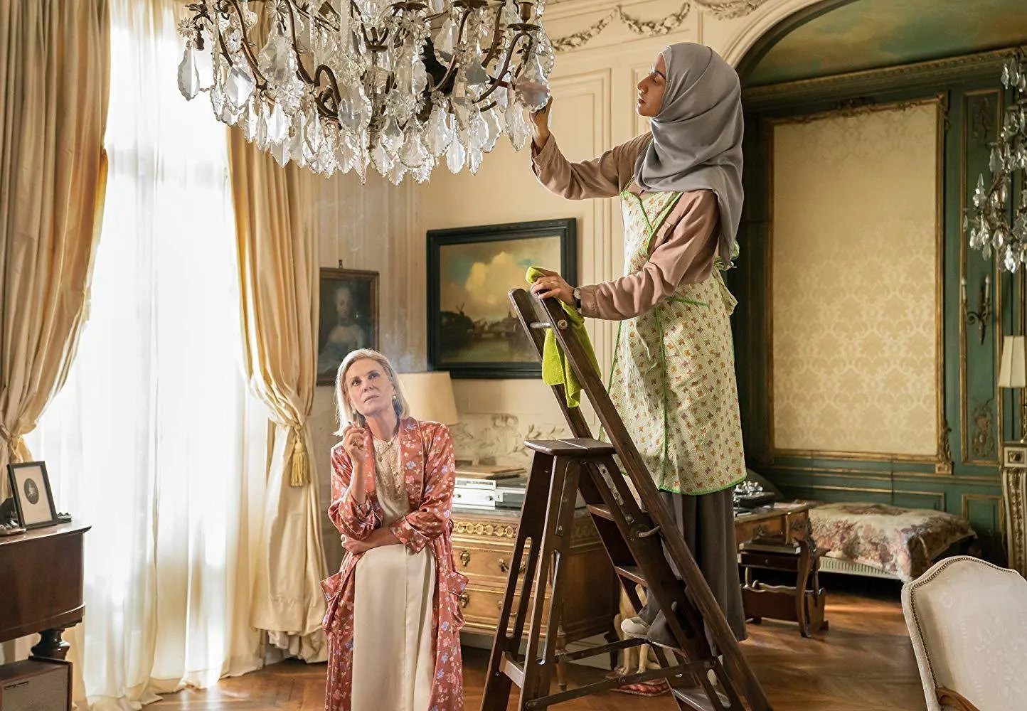 Szenenbild der The-Romanoffs-Episode The Violet Hour: Anushka (Marthe Keller) misstraut ihrer neuen Haushaltshilfe Hajar (Ines Melab).