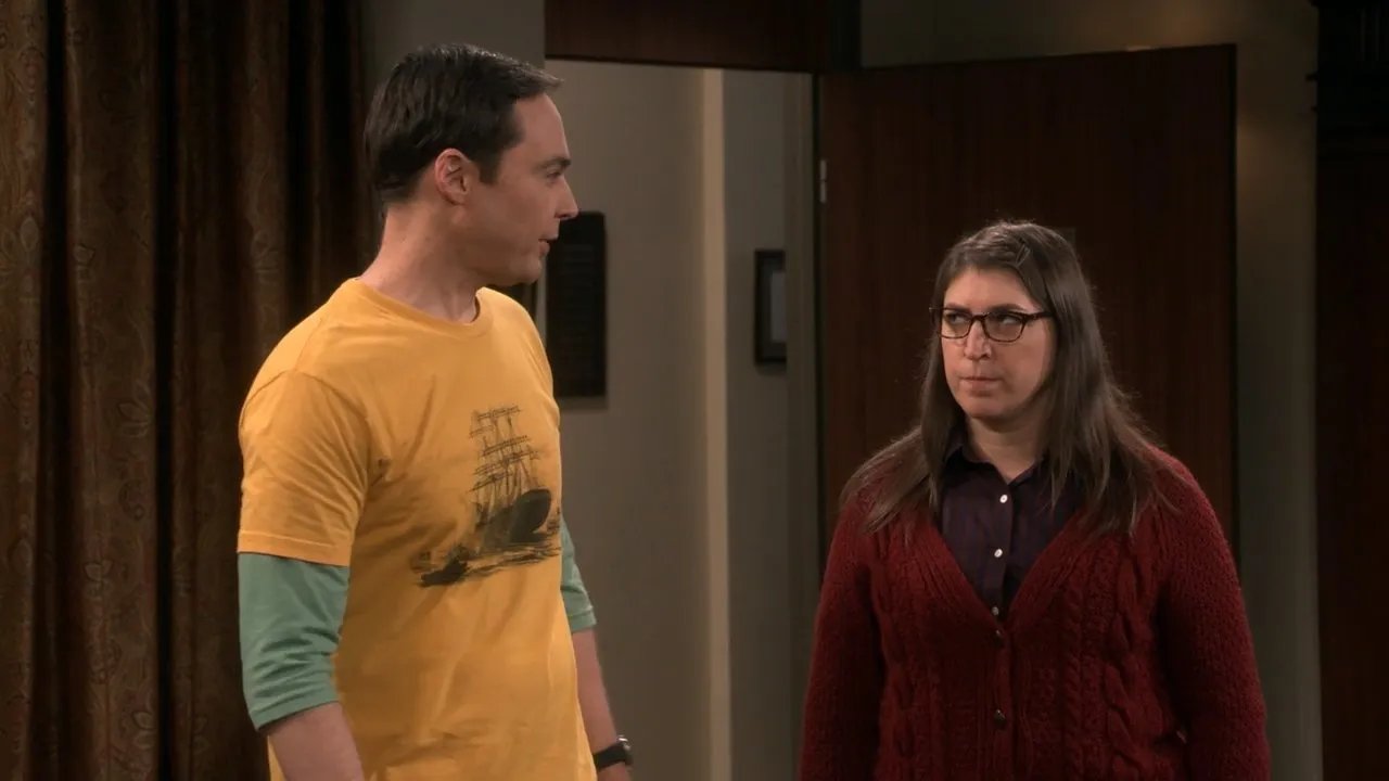 Szenenbild von The Big Bang Theory: Sheldon (Jim Parsons) bringt Amy (Mayim Bialik) auf die Palme.