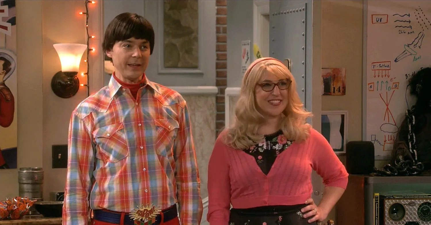 Szenenbild von The Big Bang Theory: Sheldon (Jim Parsons) und Amy (Mayim Bialik) drehen den Spieß um.