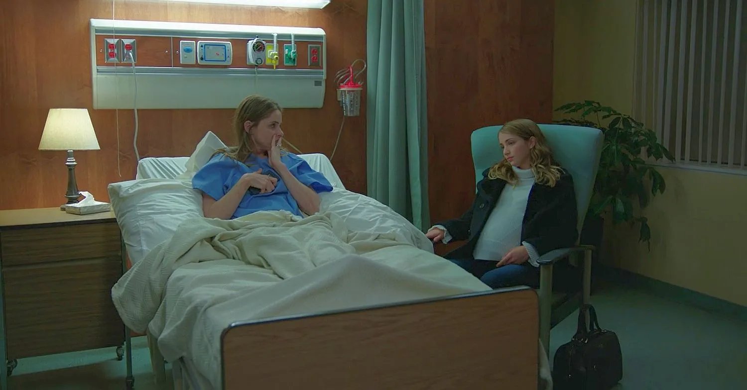 Ella (Emily Rudd) hat das Geheimnis ihrer Mutter Julia (Amanda Peet) ganz allein herausgefunden.