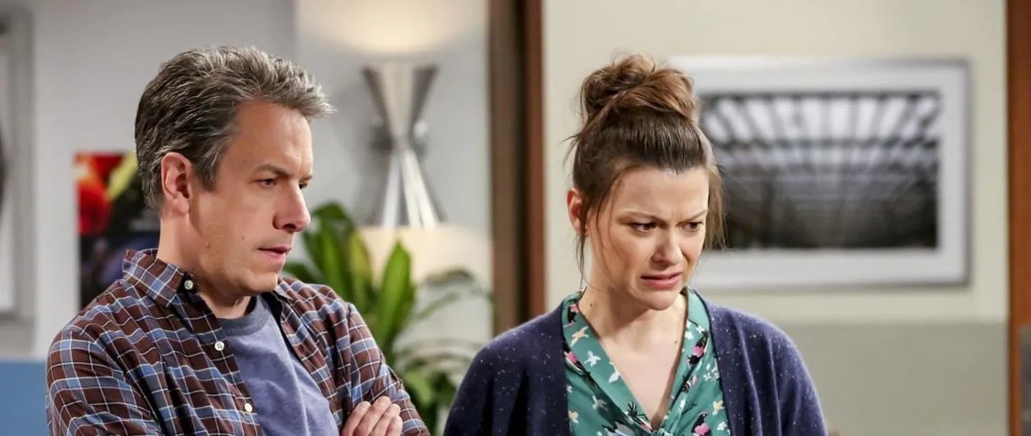 Szenenbild der TBBT-Episode The Grant Allocation Derivation: Kripke (John Ross Bowie) und Dr. Lee (Maribeth Monroe) wollen das Geld.