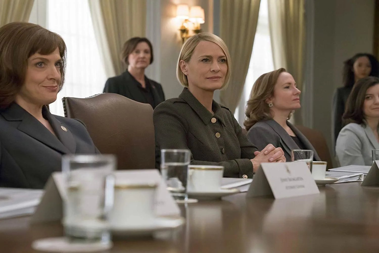 Szenenbild von House of Cards: Claire (Robin Wright) setzt als erste Präsidentin der USA auf ein vollständig weibliches Kabinett.