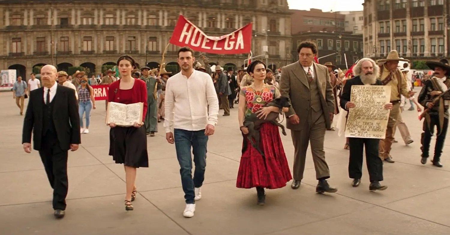 Szenenbild der Romanoffs-Episode Panorama: An der Seite von Frida Kahlo und Karl Marx läuft Abel (Juan Pablo Castaneda) durch Mexiko-Stadt.