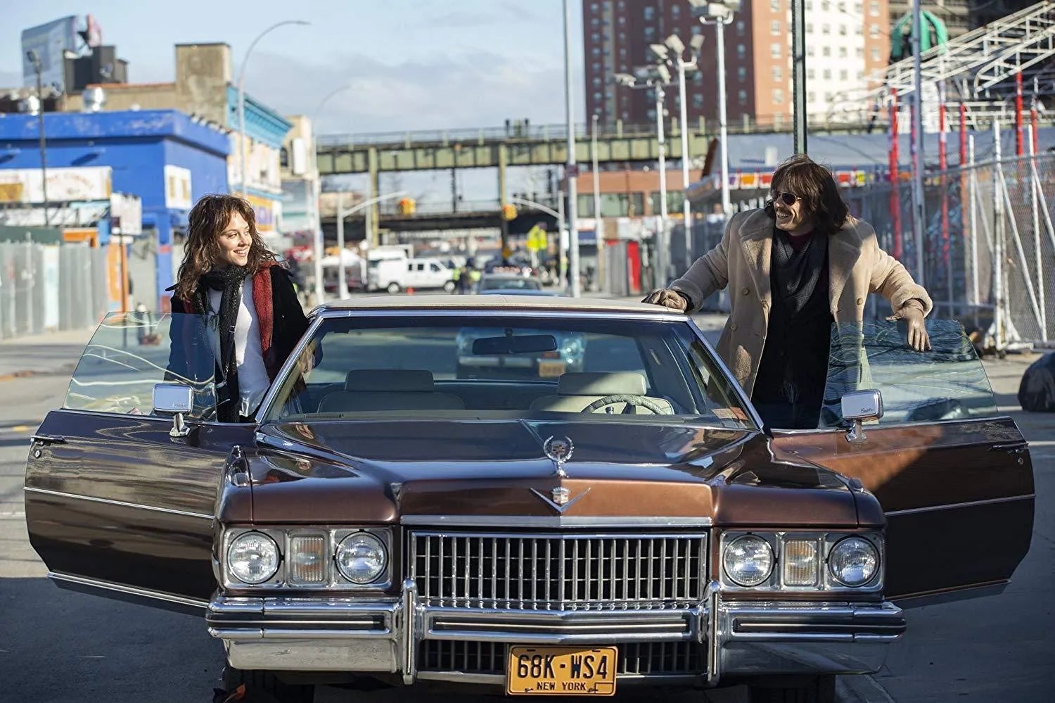 Szenenbild von The Deuce: Abby (Margarita Lavieva) und Vincent (James Franco) brechen auf in eine ungewisse Zukunft.