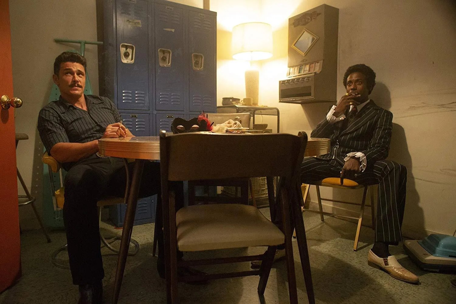 Szenenbild von The Deuce: Frankie (James Franco) bedeutet für C. C. (Gary Carr) bald den Untergang.