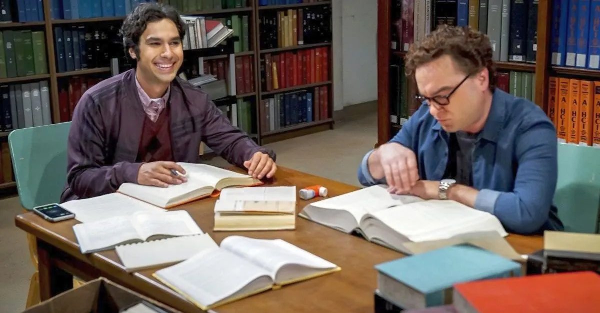 Szenenbild der TBBT-Episode The Citation Negation: Raj (Kunal Nayyar) und Leonard (Johnny Galecki) bei der Literaturrecherche.