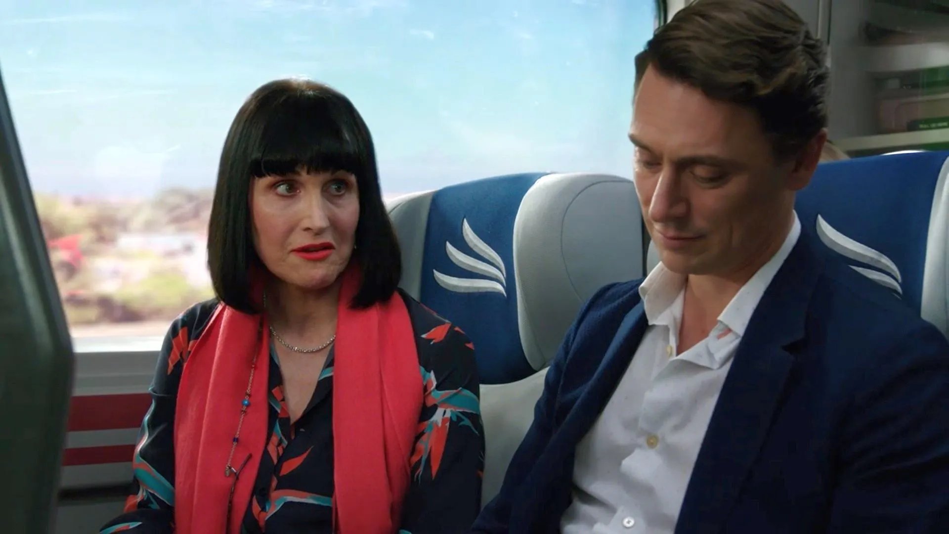 Szenenbild von The Romanoffs: Candace (Adele Anderson) drückt dem Autor Jack (JJ Feild) ihre Geschichte auf.