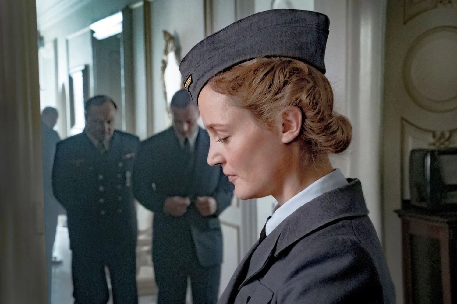 Simone Strasser (Vicky Krieps) ist in Das Boot zwischen zwei Welten gefangen.