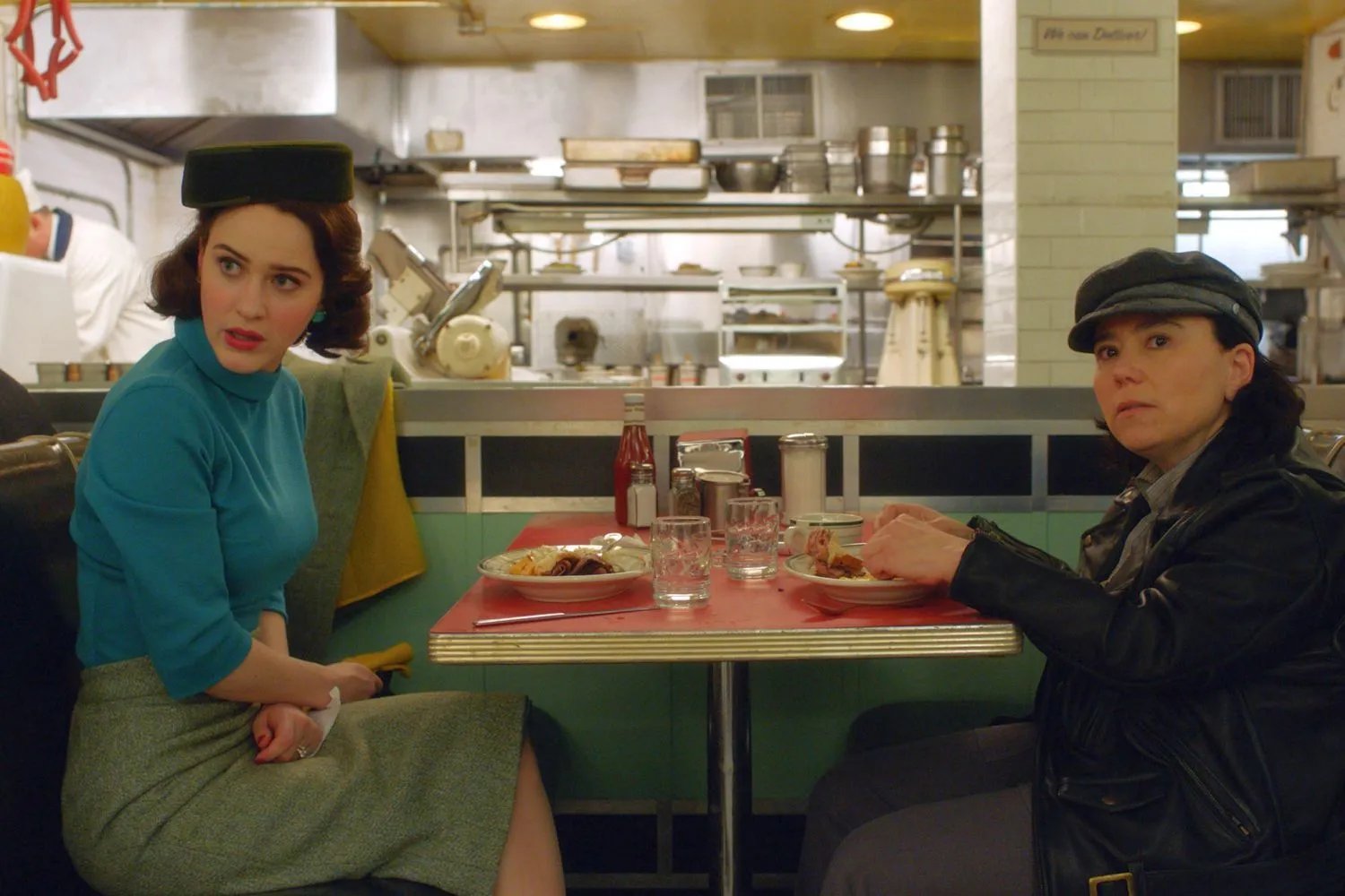 Susie (Alex Borstein) holt The Marvelous Mrs. Maisel (Rachel Brosnahan) stets zurück auf den Boden.
