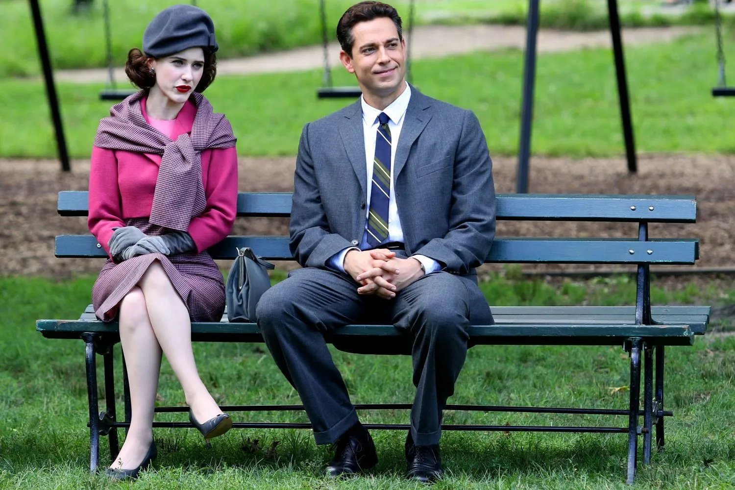 The Marvelous Mrs. Maisel (Rachel Brosnahan) verliebt sich in den charmanten Benjamin (Zachary Levi).